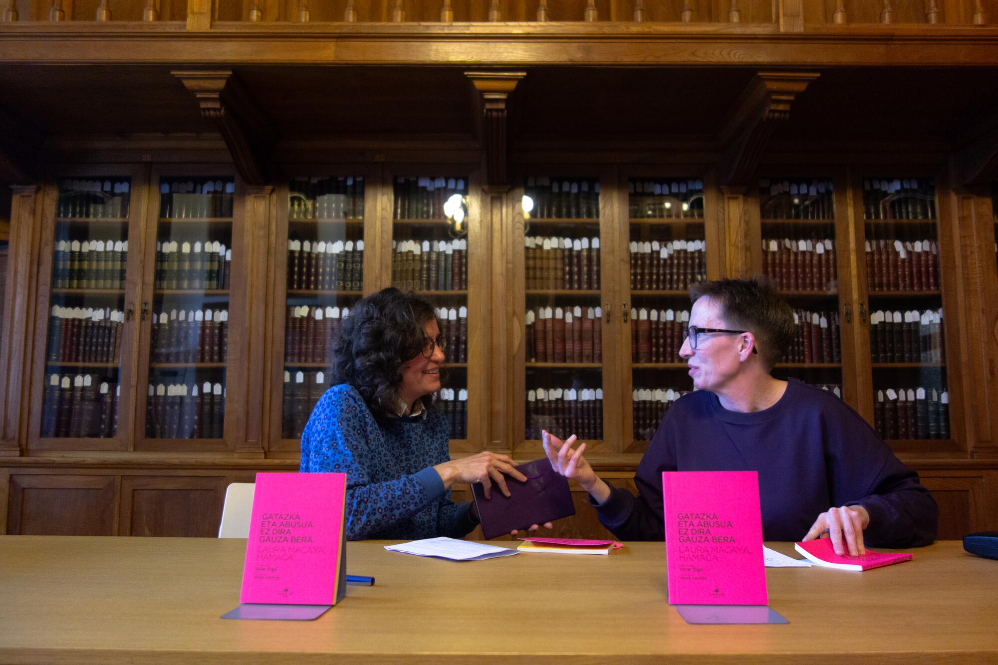 Nerea Fillat eta Amaia Astobiza "Gatazka eta abusua ez dira gauza bera" liburu aurkezpenean.